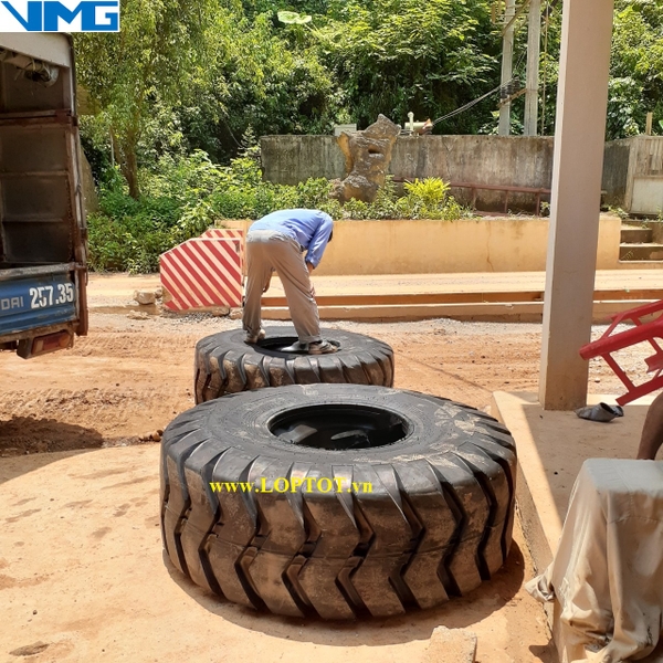Lốp máy xúc XCMG LW500KN 23.5-25