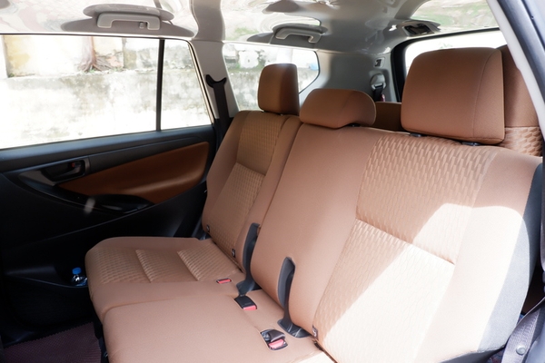 XE TỰ LÁI 7 CHỖ