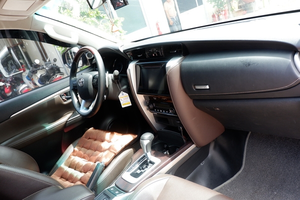 XE ĐƯA ĐÓN CB-CNV 7 CHỖ