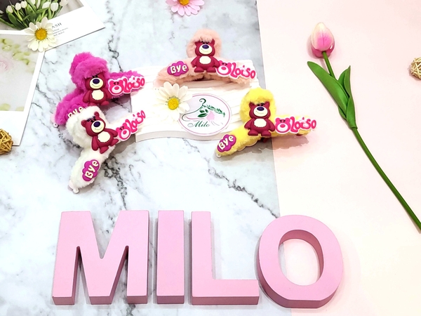 Kẹp tóc lông gấu dâu Lotso + charm chữ Bye