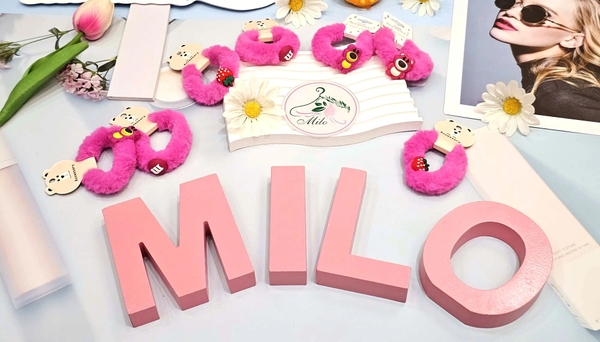 Dây cột tóc lông mịn charm gấu dâu Lotso (hồng)
