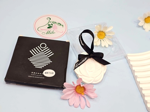 Sáp thơm hình hoa hồng Aromatherapy gypsum cao cấp treo xe, treo tủ quần áo