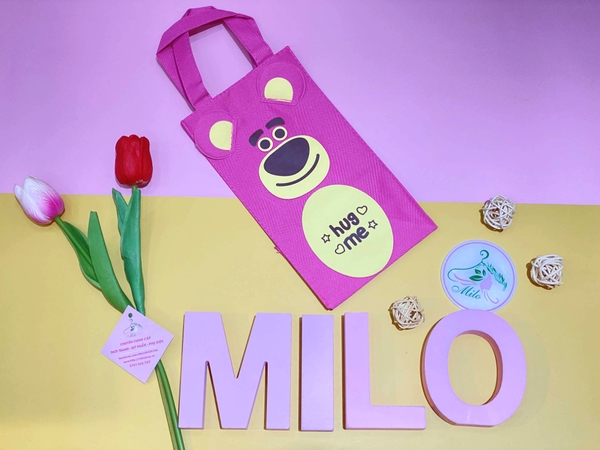 Túi đựng bình nước giữ nhiệt gấu dâu Lotso chữ Hug me (hồng)