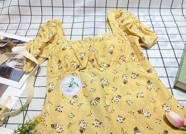Đầm lụa hoa xếp ly ngực kèm nút bọc (có mút) - màu vàng