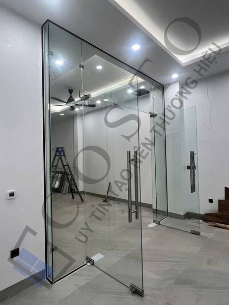 Bộ cửa kính cường lực giá bao nhiêu