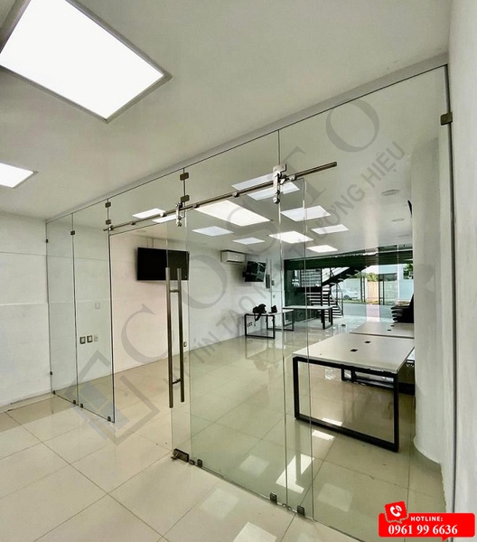 cửa kính cường lực văn phòng