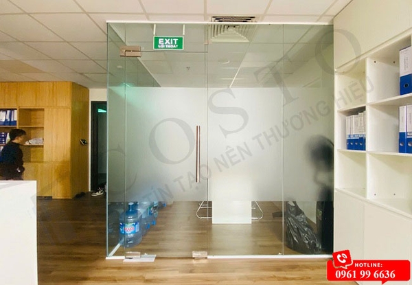 cửa kính cường lực văn phòng 