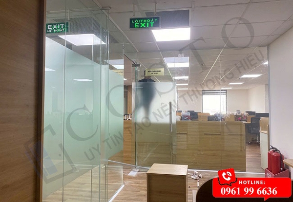 cửa kính văn phòng 