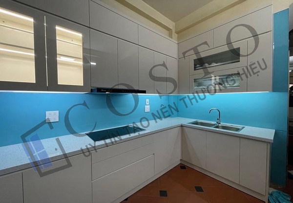 Dán kính bếp màu