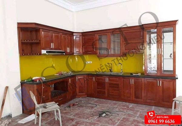 giá kính cường lực ốp bếp