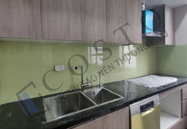 giá kính cường lực ốp bếp