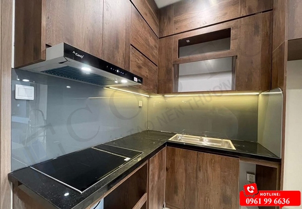 giá kính ốp bếp