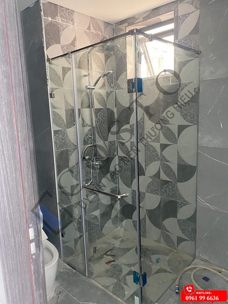 giá phòng tắm kính cường lực