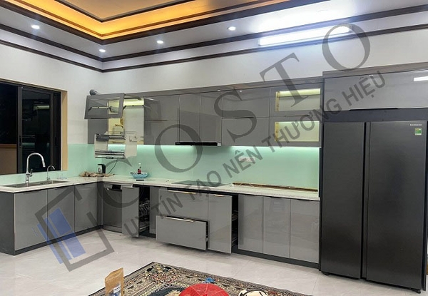 Kính bếp sơn màu trắng