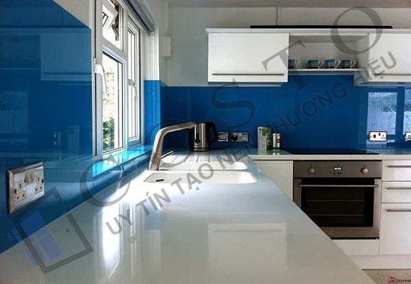 Kính màu ốp bếp