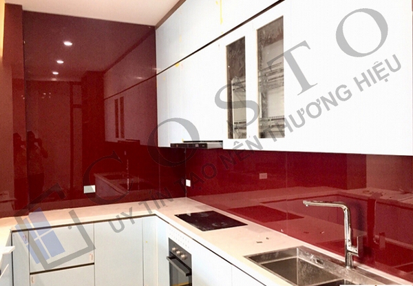 Kính màu ốp bếp