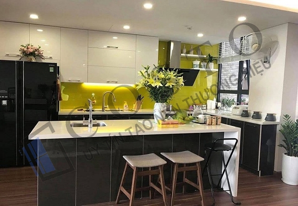 Kính ốp bếp chống bám dầu