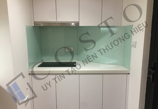 Kính ốp bếp màu trắng xanh