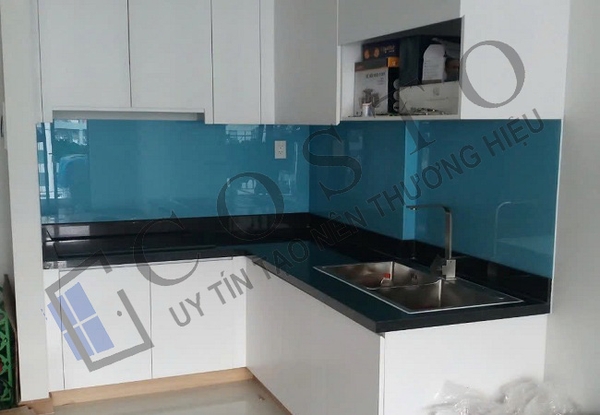 Kính ốp bếp màu xanh ngọc