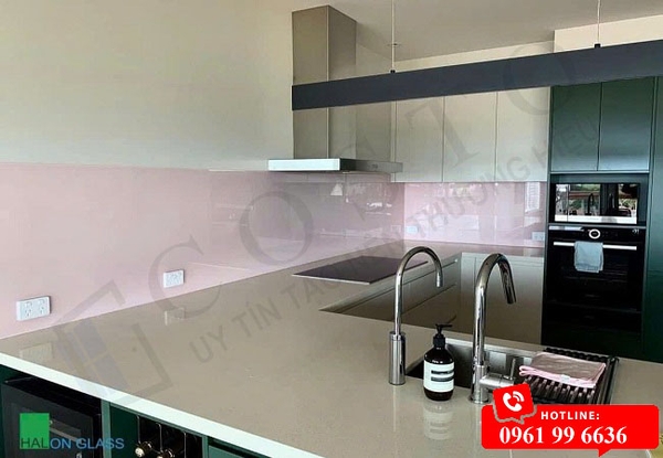 Làm kính dán tường bếp