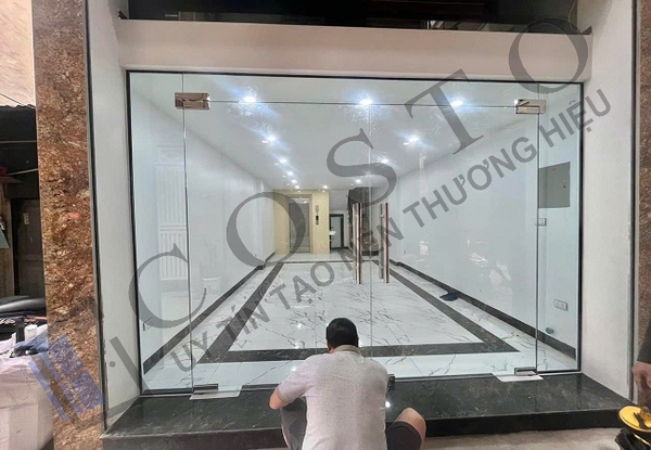Mẫu cửa kính cường lực phòng khách