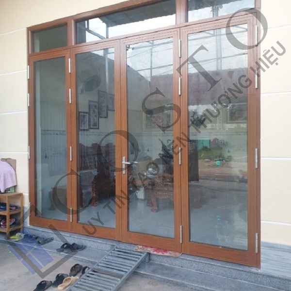 Mẫu cửa nhôm kính 4 cánh vân gỗ