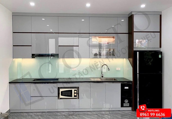 Nên chọn kính ốp bếp màu gì