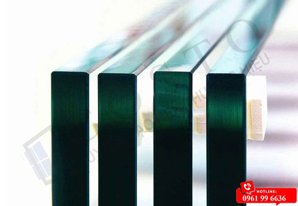 so sánh kính cường lực và kính dán an toàn