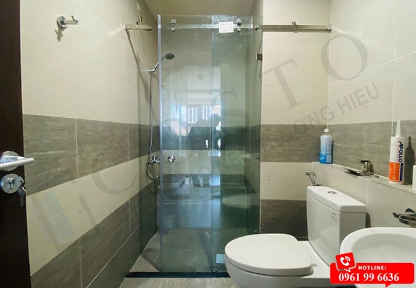 vách kính nhà tắm cửa lùa