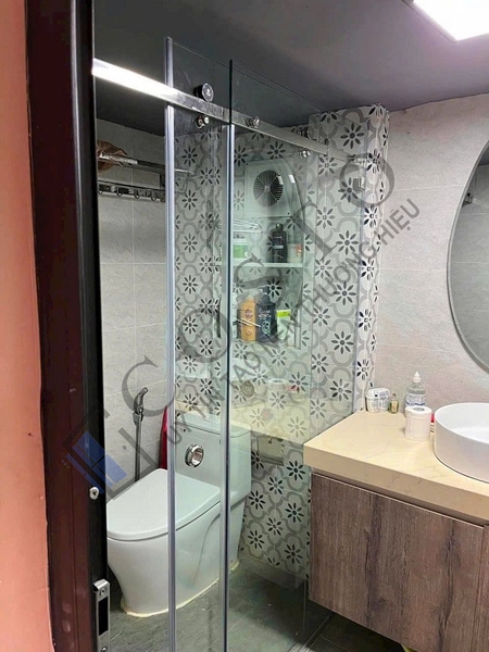 Vách kính nhà tắm cửa lùa