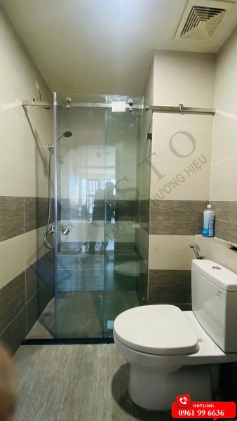 Vách kính nhà tắm cửa lùa