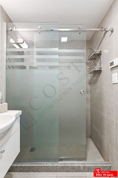Vách kính nhà tắm cửa lùa