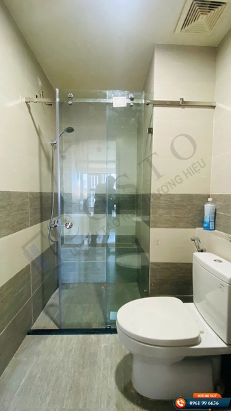 Vách kính nhà tắm cửa lùa