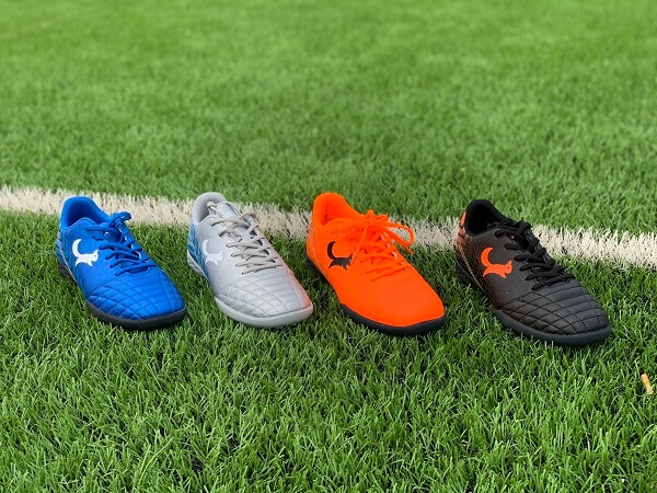 Chọn giày đá bóng sân cỏ nhân tạo chi tiết qua 9 bước