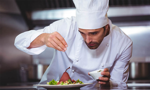 TRANG THIẾT BỊ CỦA NGHỀ ĐẦU BẾP BAO GỒM DAO MUỖNG VÁ VÀ DỤNG CỤ CHẾ BIẾN