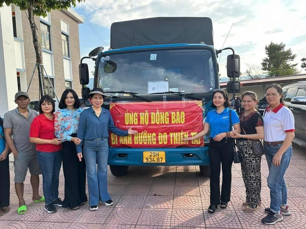 Hình ảnh "Chuyến xe ủng hộ đồng bào"