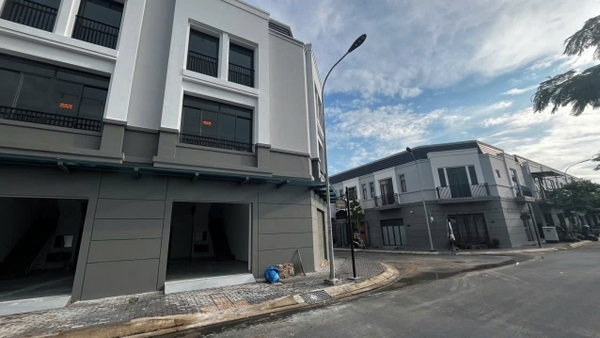 BÁN CẶP NHÀ HOÀN THIỆN VIEW RẠCH TẦM BÓT – KĐT TÂY SÔNG HẬU GD2
