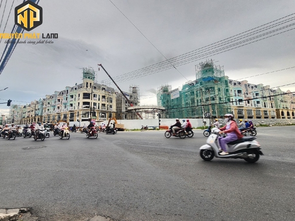 Bán kín Nhà : MT Trần Hưng Đạo - Mỹ Bình B.THĐ.4]