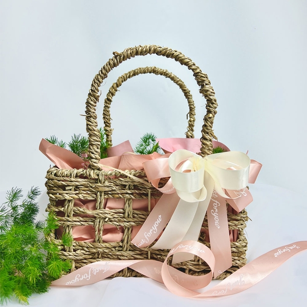 Giỏ dâu - Nơ hồng trắng