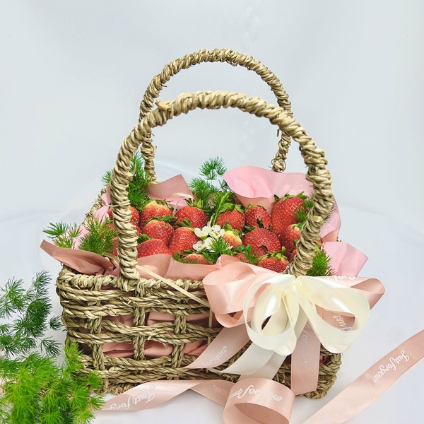 Giỏ dâu - Nơ hồng trắng