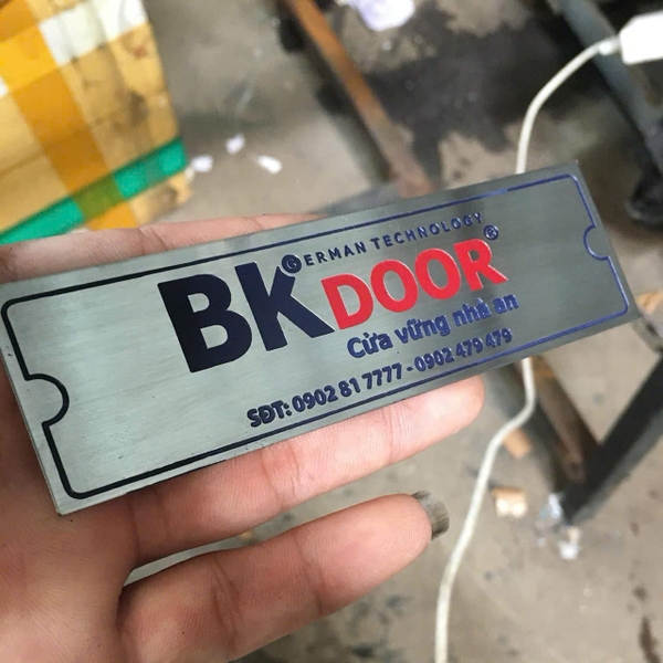 Tem inox ăn mòn và tem inox khắc laser khác nhau thế nào?