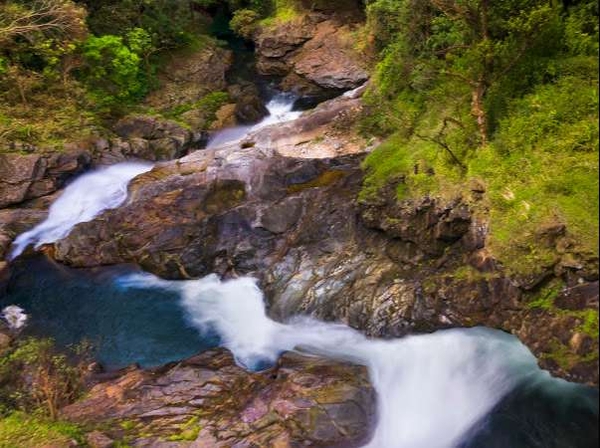 Thác 7 tầng ở Kon Tum 'treo' lưng chừng núi, nước trong vắt, mát lạnh quanh năm