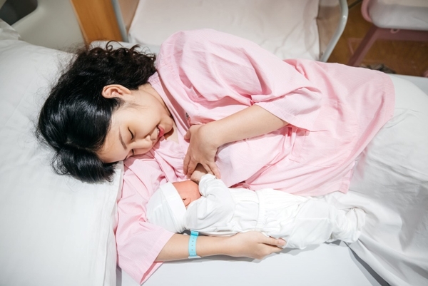Sau sinh ăn dưa lưới được không? Các lưu ý cần nhớ khi ăn