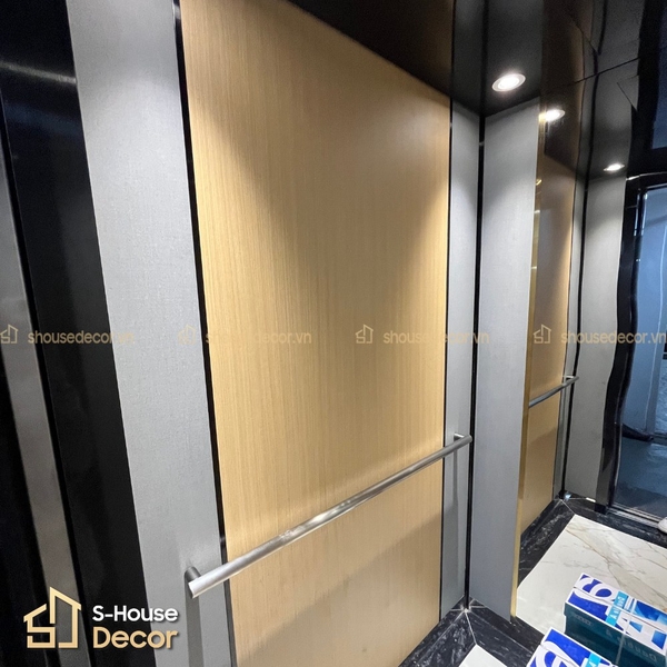 be-mat-laminate van-vai-mau-go-va-mau-xam-trang-tri-cabin-thang-may