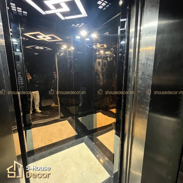 can-canh-inox-guong-cabin-thang-may-phan-chieu-anh-sang-den-downlight-tao-hieu-ung-lung-linh-