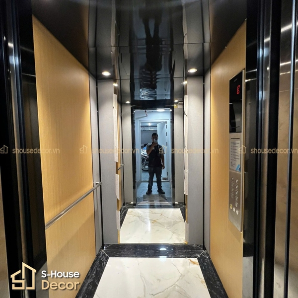 hoan-thien-trang-tri-cabin-thang-may-inox-304-trang-guong