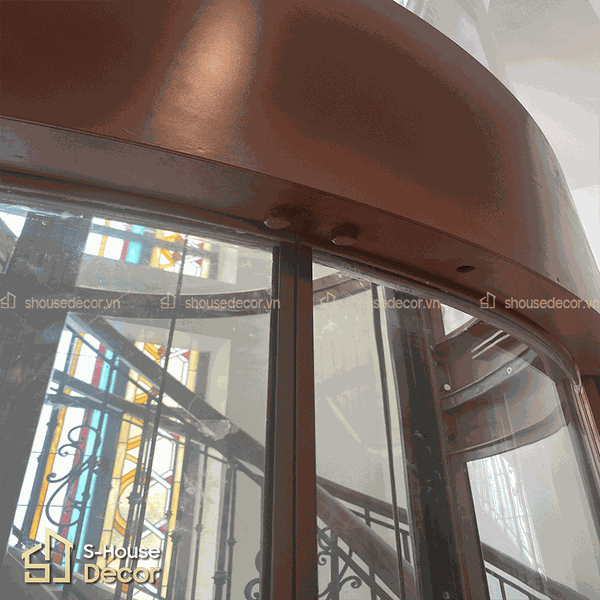 Đường cong của khung thép thang máy tròn được ốp inox 304 xước đồng, tạo điểm nhấn sang trọng cho không gian kiến trúc.