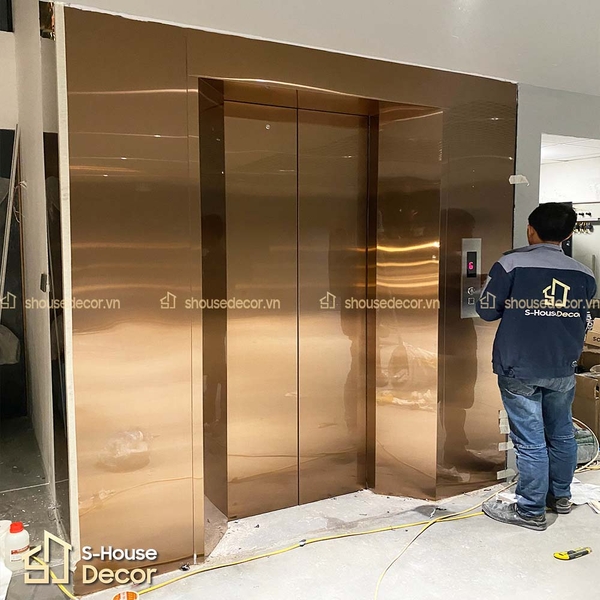 bao-gia-thi-cong-op-inox-thang-may-shousedecor-1