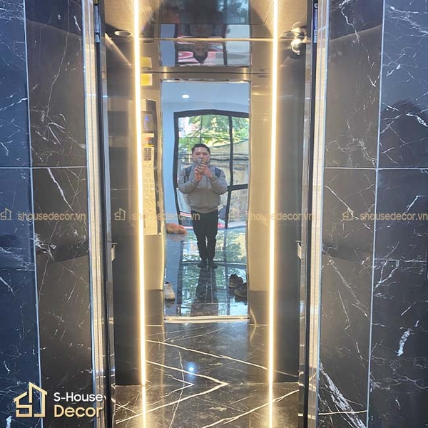 op-inox-thang-may-mau-den-lua-chon-hien-dai-va-tinh-te