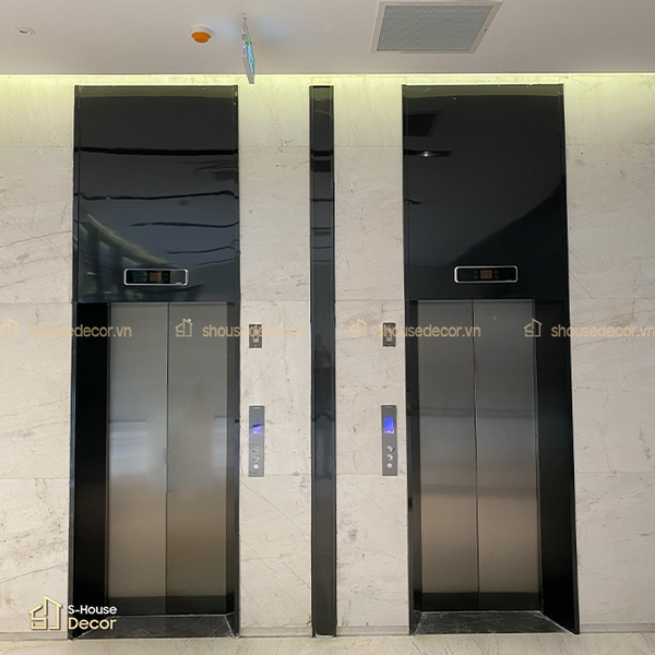 Chi tiết inox mạ PVD kết hợp đá marble giúp không gian có chiều sâu và độ hoàn thiện cao hơn.